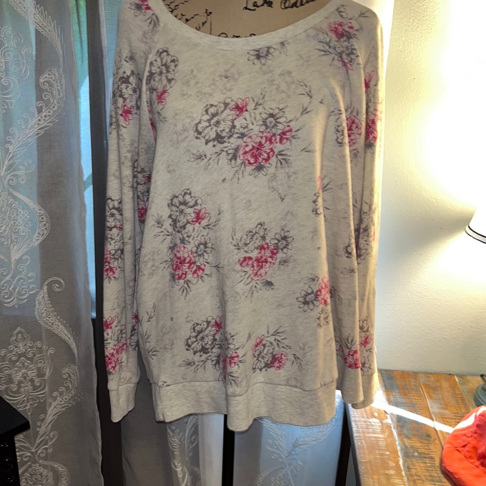 6 for 30$ Torrid top sz 2 x euc